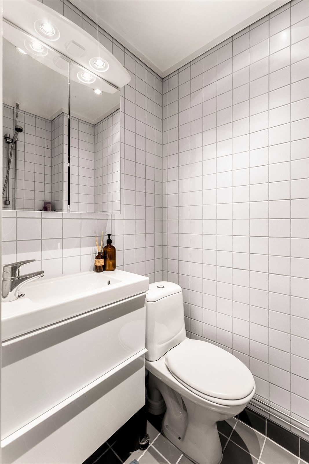 Badet har en klassisk og tidløs utforming med fliser på gulv og vegger, og ble oppusset i regi av borettslaget i 2006. Galleribilde