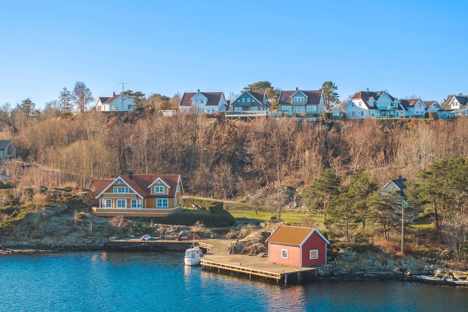 Flekkerøy er kjent for å være en barnevennlig øy, med korte avstander til det du behøver i hverdagen. Du finner flere barnehager på Flekkerøy, som Flekkerøya Barnehage, Solkollen Barnehage, og Taremareskogen Barnehage. Galleribilde