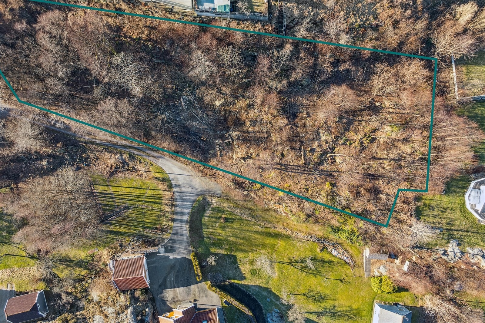 Skrånet naturtomt med skog og fjell. Det foreligger ingen byggeklausul - Kjøper står dermed fritt til valg av leverandører i alle faser av byggeprosessen. Galleribilde