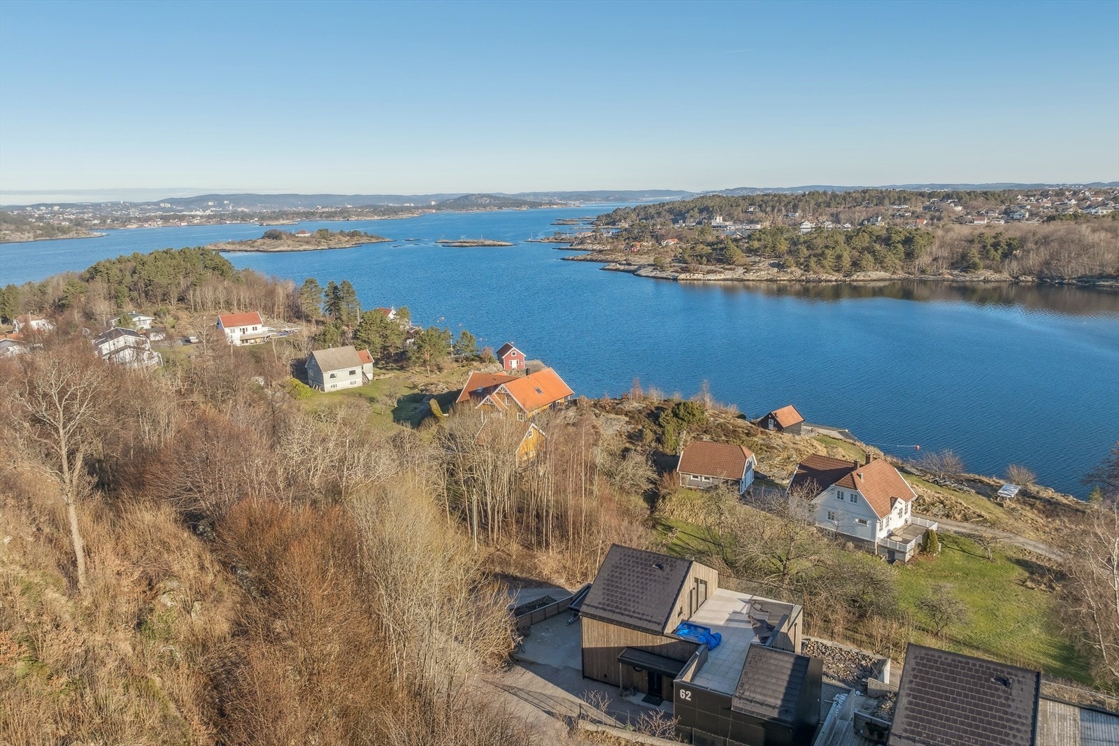 Kort vei til fotballøkke, og sandvolleyballbane. Det er bussforbindelse hele året ved rundkjøringen der er det busstopp og kollektivtransport som tar deg raskt og enkelt til Kristiansand sentrum, Sørlandssenteret og også videre til Ikea direkte (M1). Galleribilde