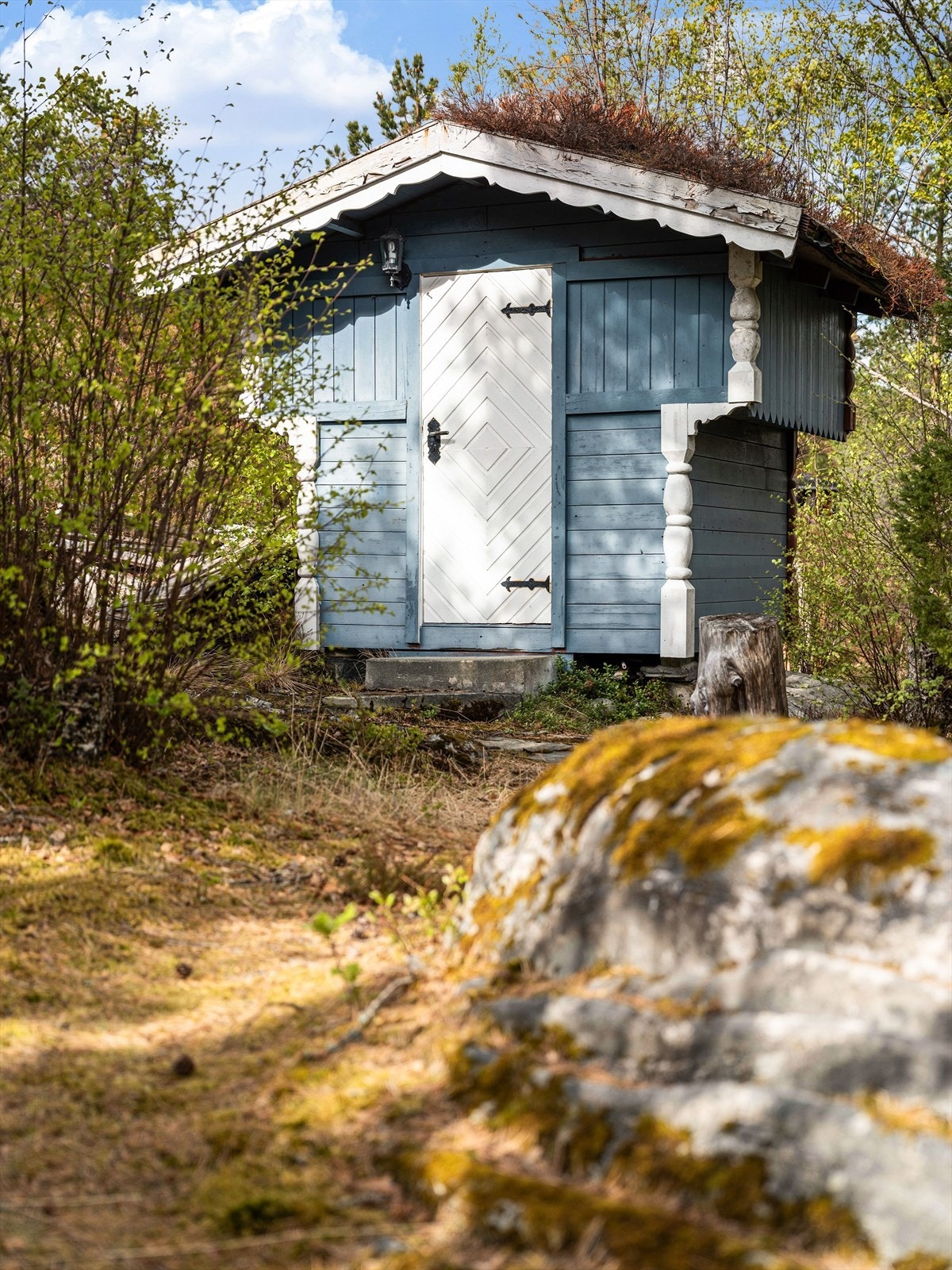 På tomten er det oppført en frittstående redskapsbod med innlagt strøm. Galleribilde