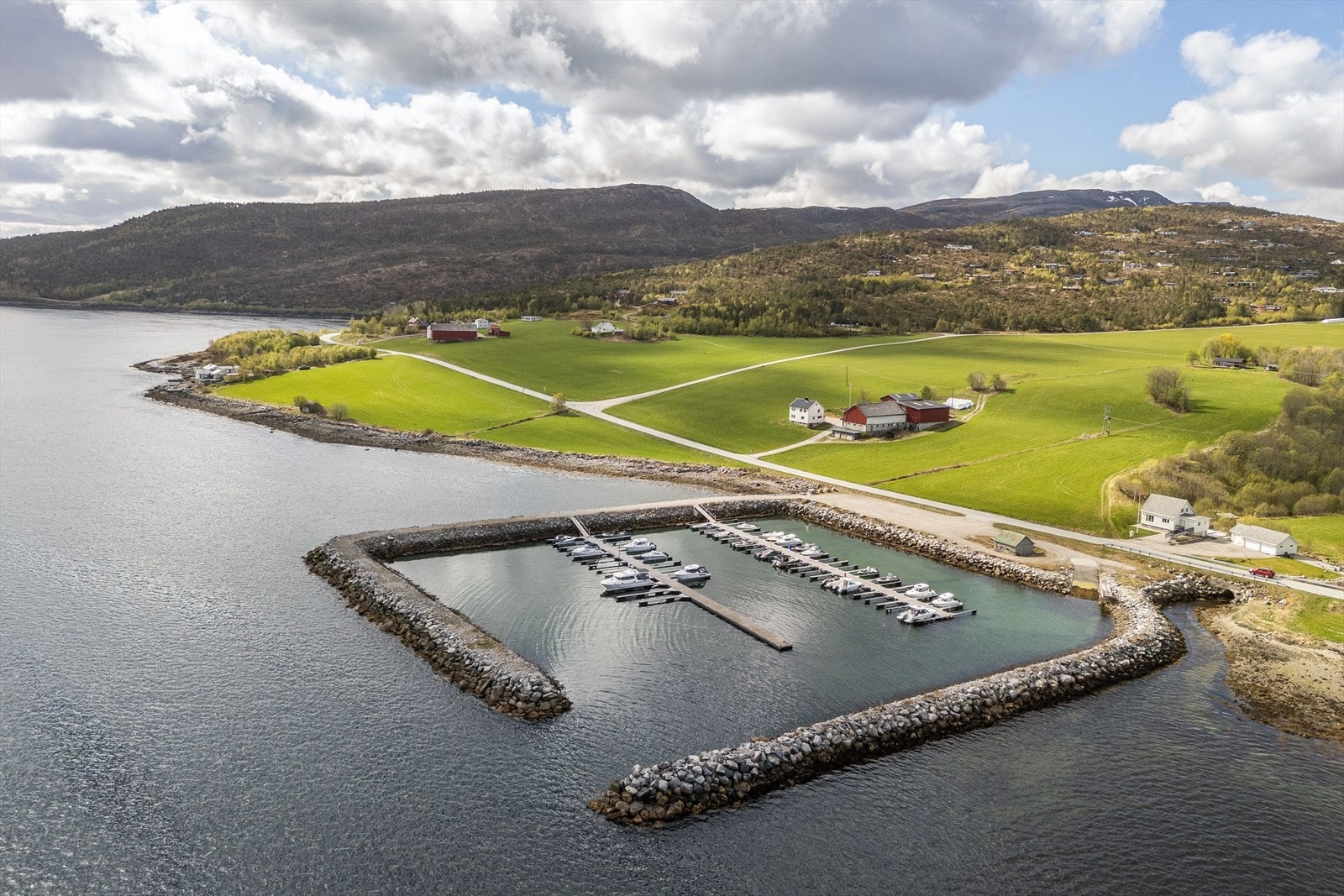 Stor og fin marina. Båtplass nr. 8 følger hytta Galleribilde