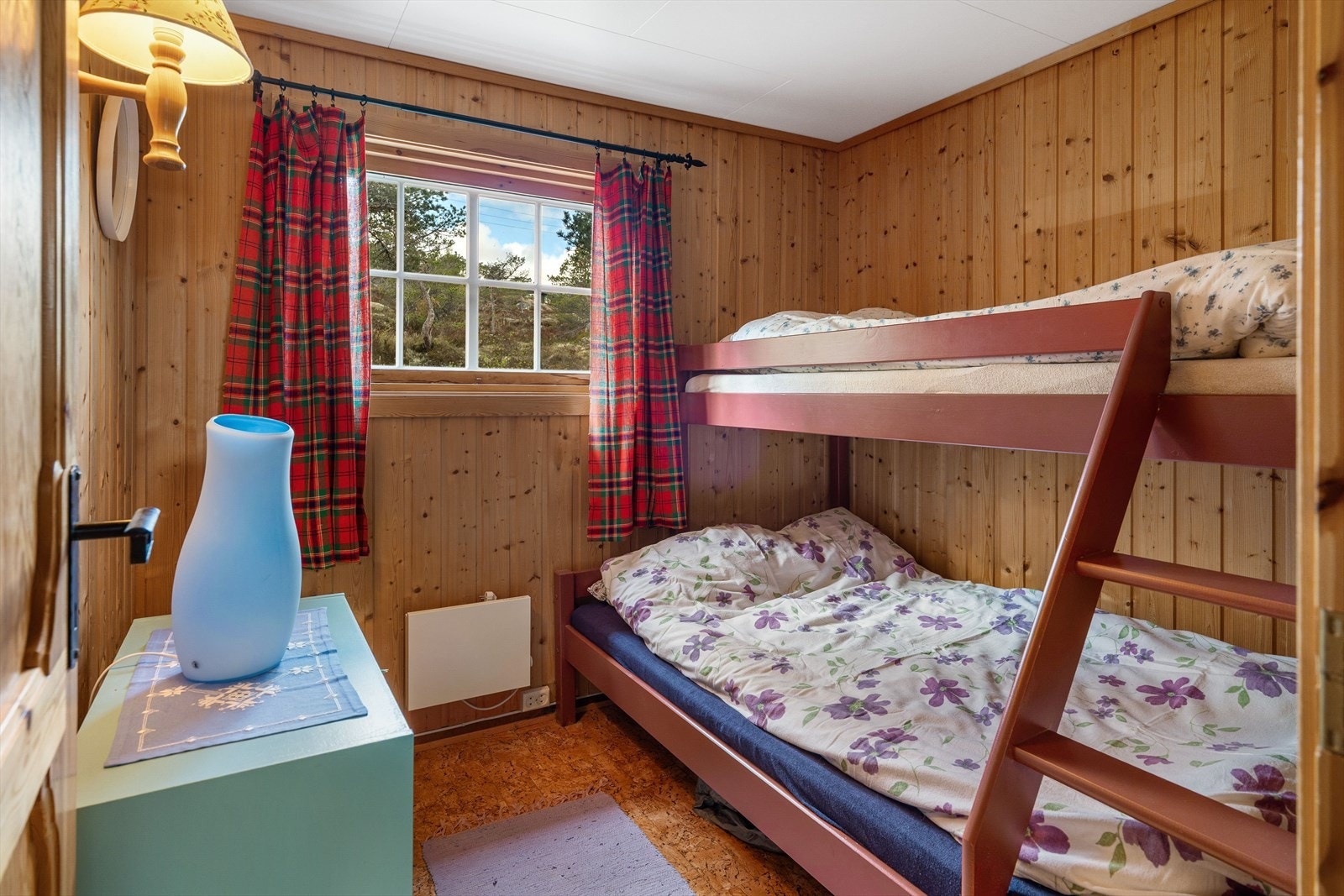 Fritidsboligen har totalt 6 sengeplasser i dag, men mulighet for flere. Egner seg godt for både familie og gjester. Galleribilde