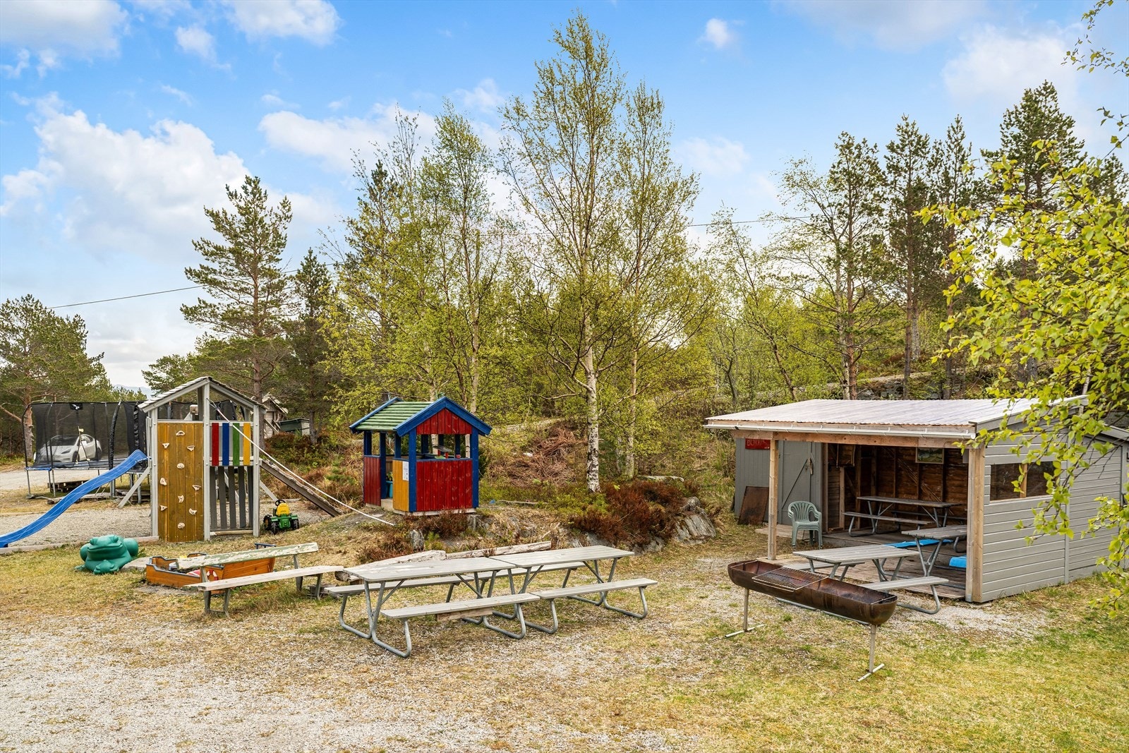 Felles lekeplass for hytteforeningen ca. 100 meter fra hytta. Perfekt fristed for barn og barnebarn. Galleribilde