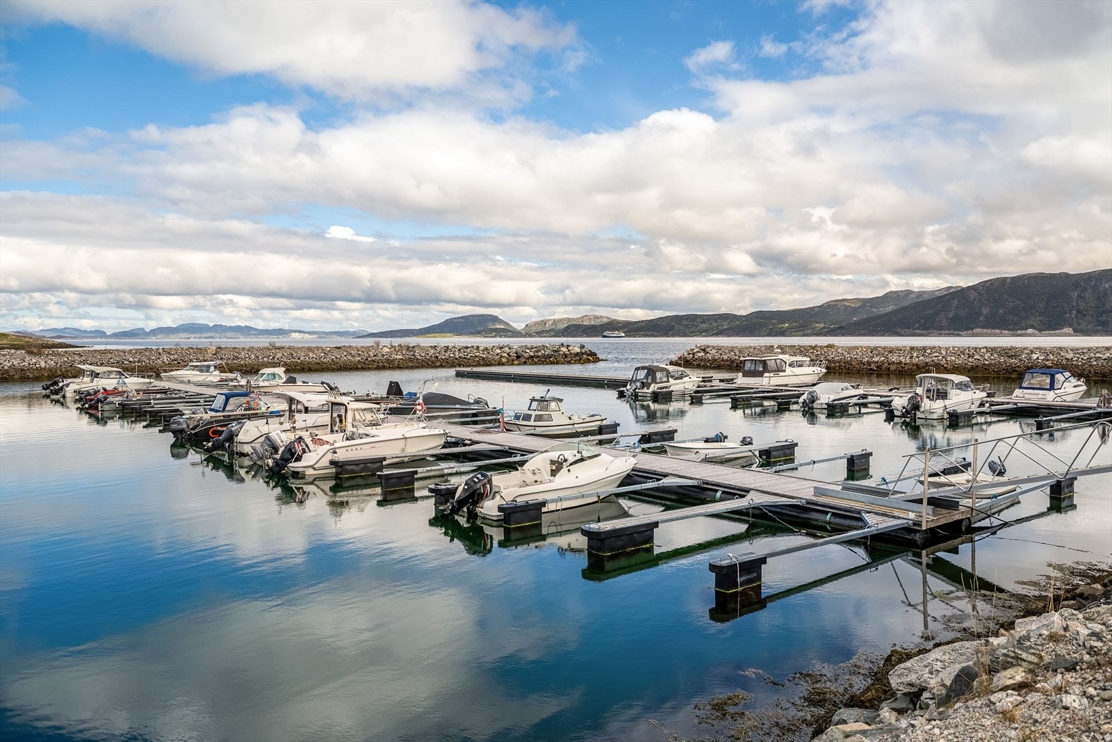 Hytten disponerer en båtplass, beliggende ca. 3 minutters kjøretur unna. Dette gir enkel tilgang til sjøliv, båtturer, fiske og flotte sommerdager på fjorden. Galleribilde