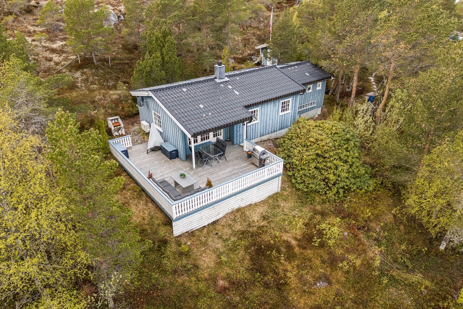 Det er privat vann og avløp til hyttefeltet som driftes av Nordåsen Hytteforening. Årlig kontingent er 3600 og dekker vann, septik og brøyting. Galleribilde
