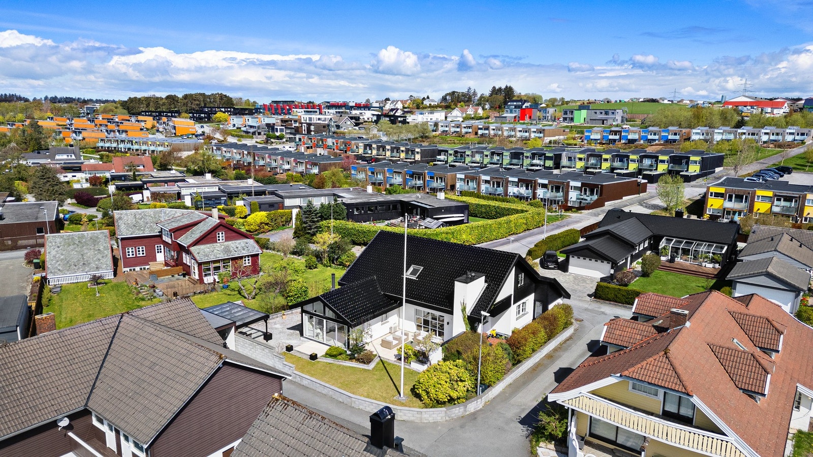 Boligen ligger fint til i rolige og familievennlige omgivelser. Galleribilde