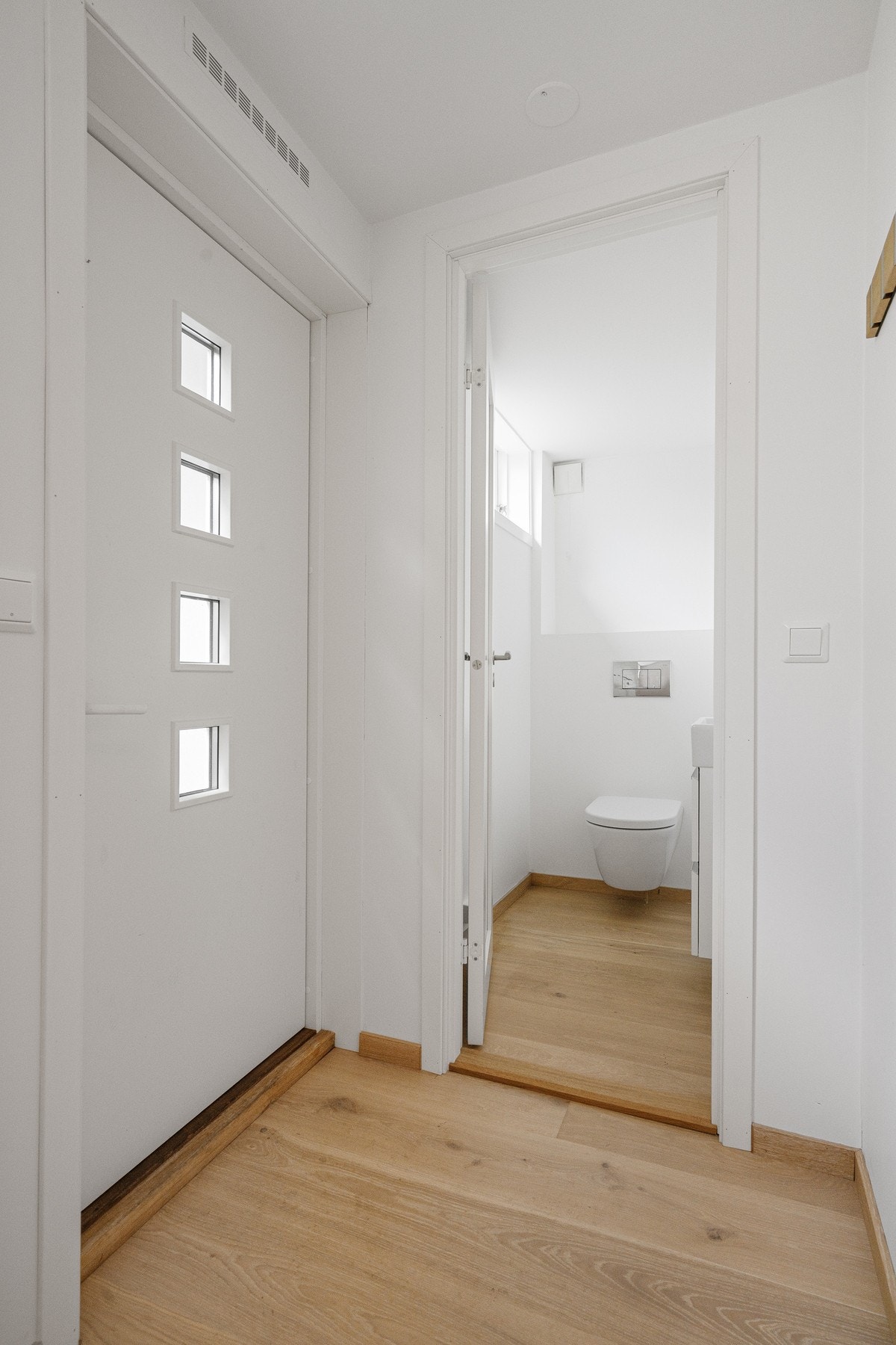 Gjestetoalett i kjelleren. Galleribilde