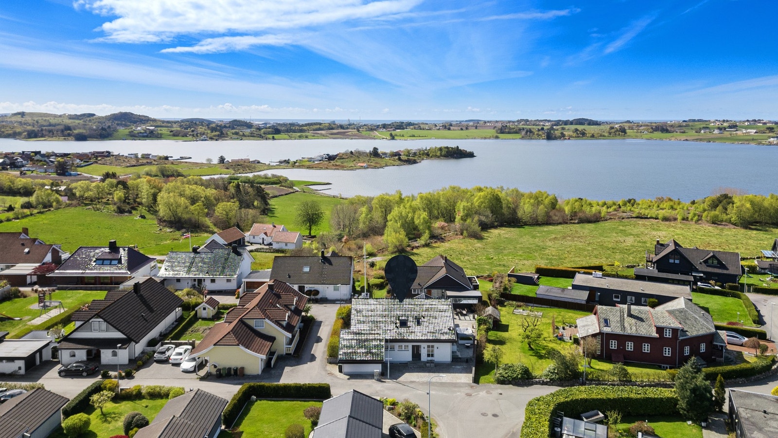 Det beste med beliggenheten er nærheten til sjøen og flotte turområder. Galleribilde
