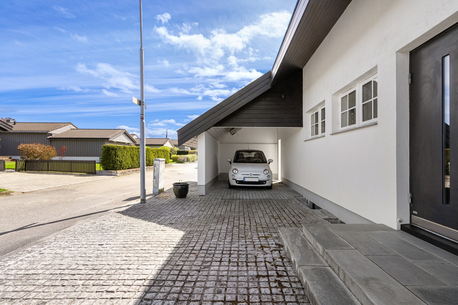 I tillegg til et romslig gårdsrom er det også carport. Galleribilde