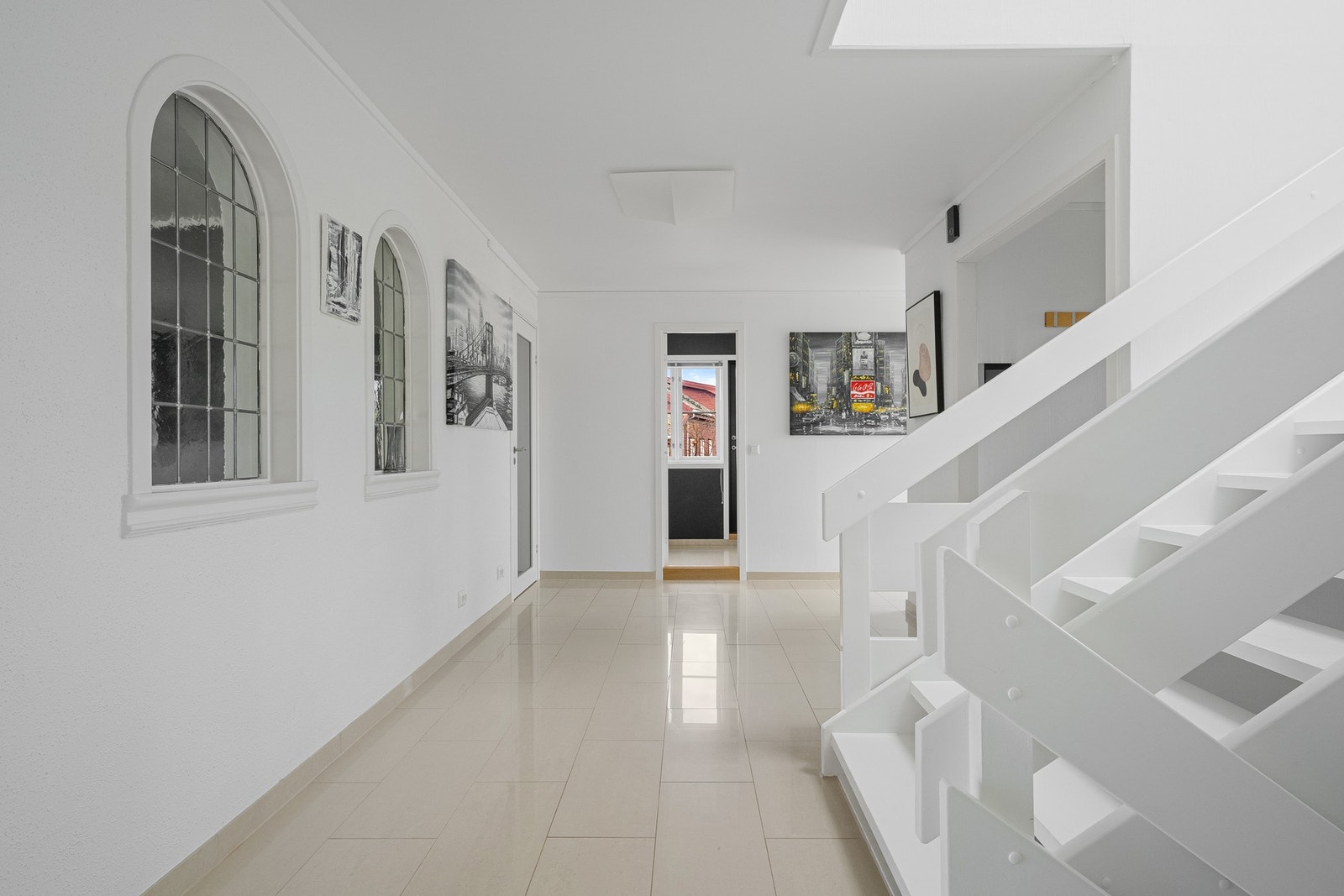 Romslig gang/entré. Galleribilde