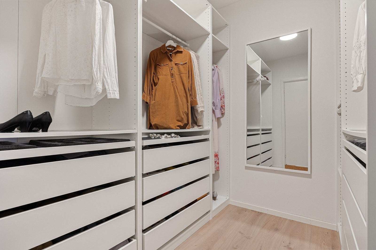 Tilhørende soverommet finner man også et eget walk-in closet - målt til 6 m². Galleribilde