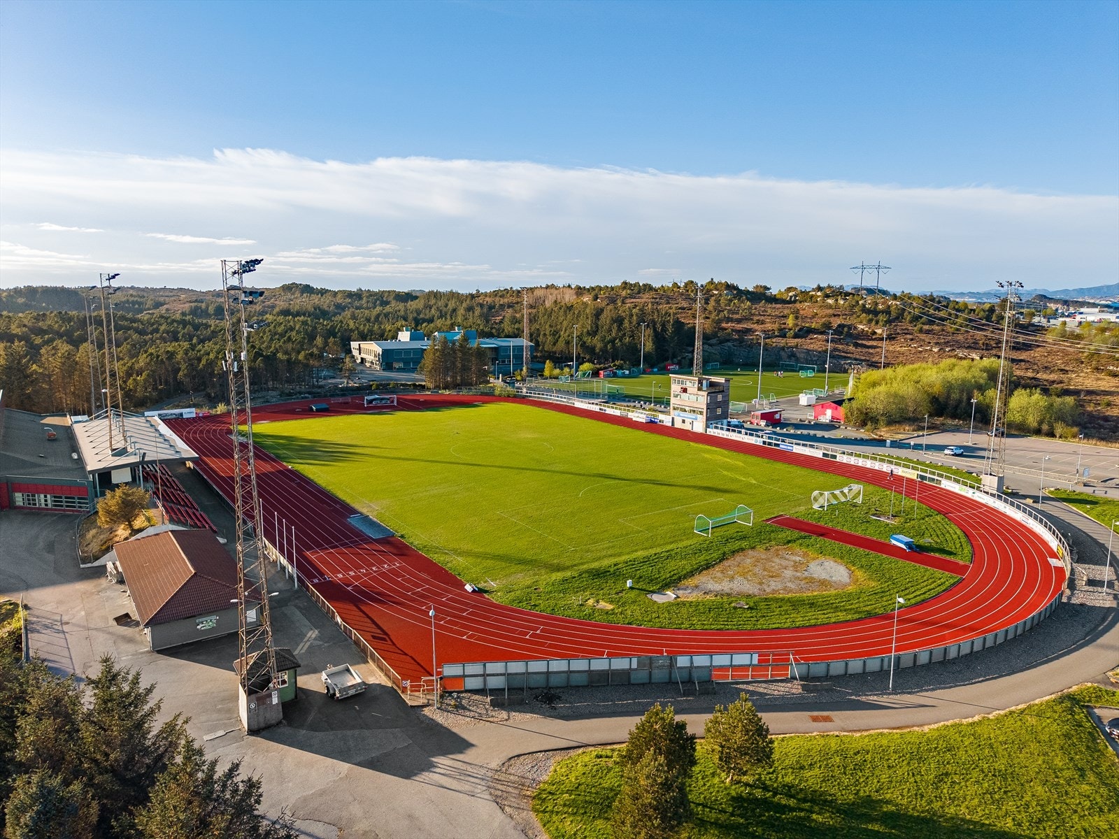 Ågotnes Stadion og Idrettshall ligger få minutter kjøring fra boligen. Galleribilde