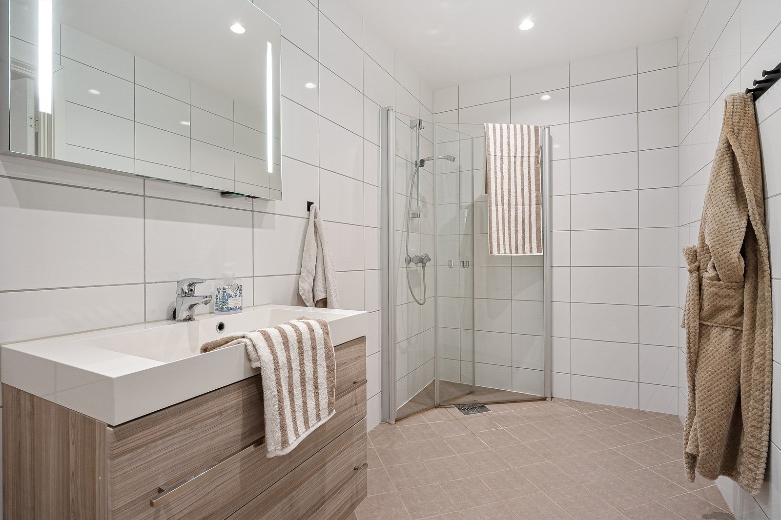 Badet i 1. etasje er helfliset og har varmekabler i gulv. Galleribilde