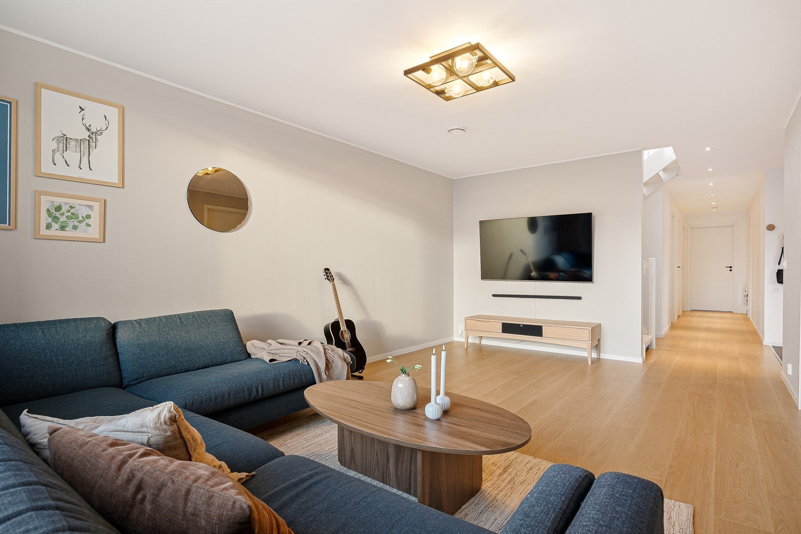 Stuen er målt til 19,9 m² og har laminat på gulvene. Galleribilde