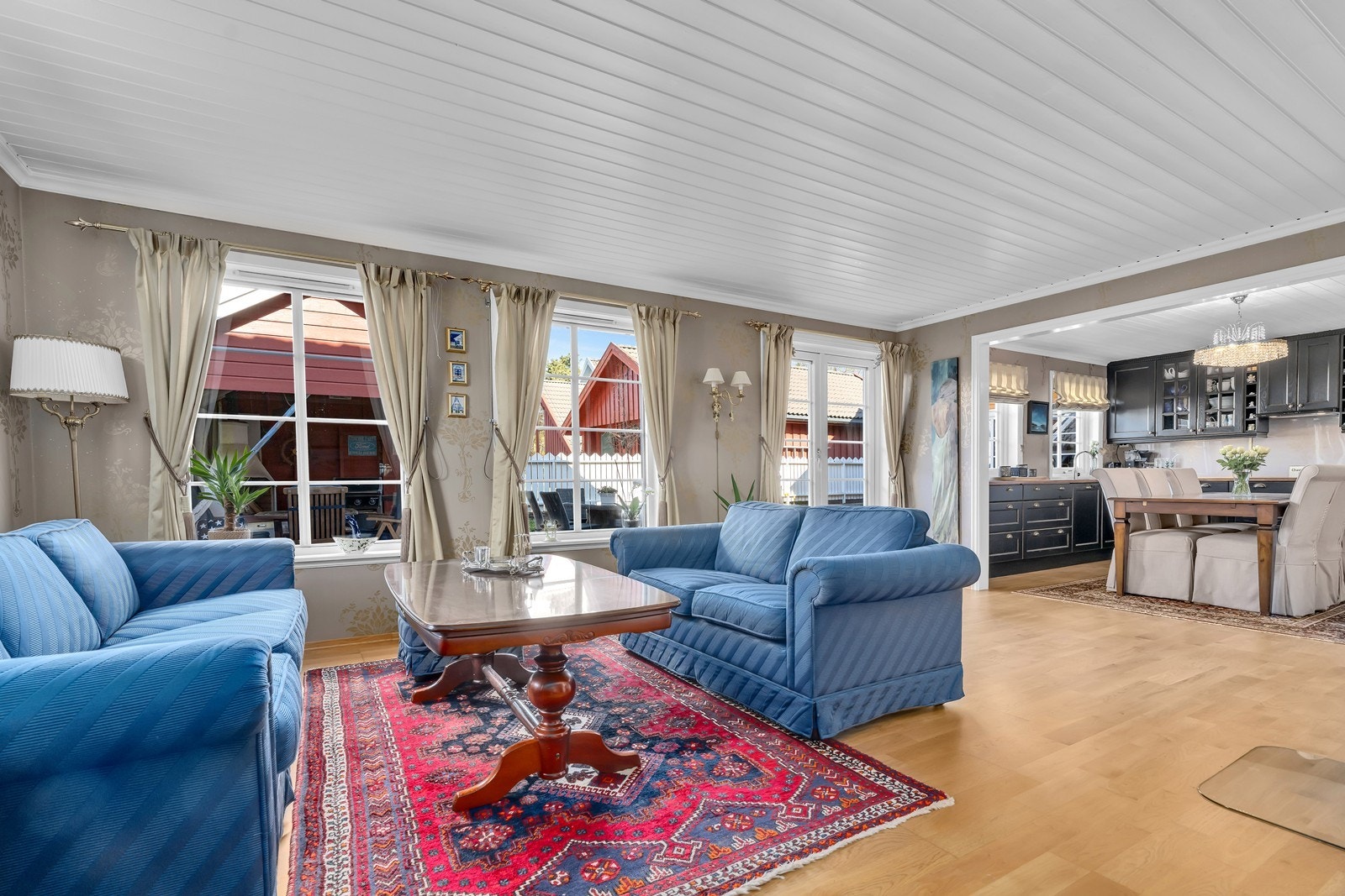 Verandadør fra stuen ut til hagen Galleribilde