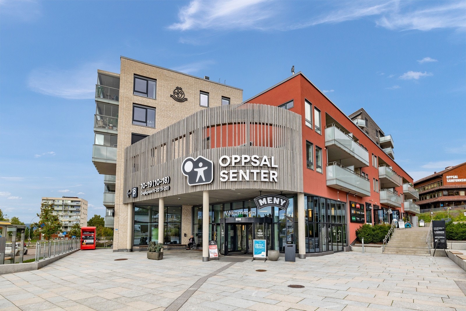 - Oppsal Senter - her har du bla. dagligvarebutikk, apotek og bokhandel - Galleribilde