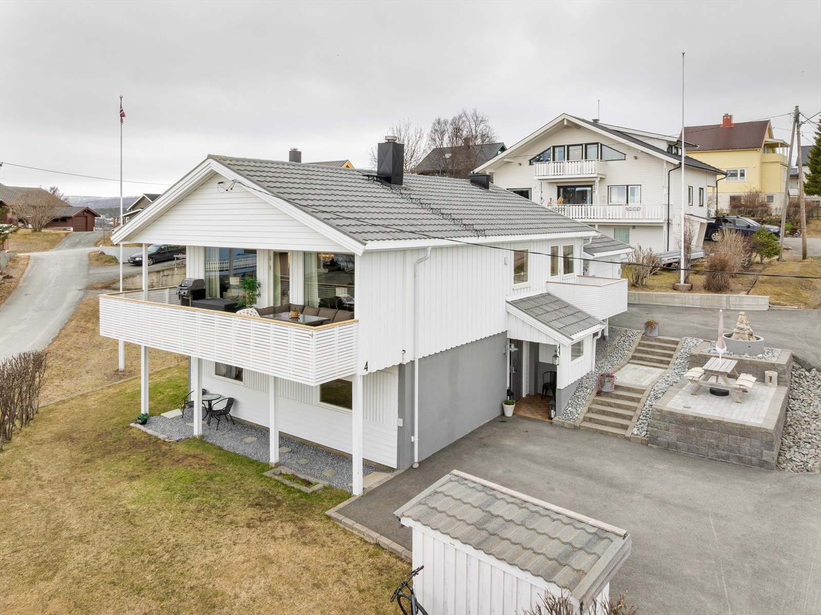 Aktiv Finnsnes presenterer Idrettsveien 4! Sentrumsnær enebolig med fin beliggenhet i veletablert boligfelt på Finnsnes - garasje og pent opparbeidet uteområde. Foto: Steffen Fossbakk. Galleribilde