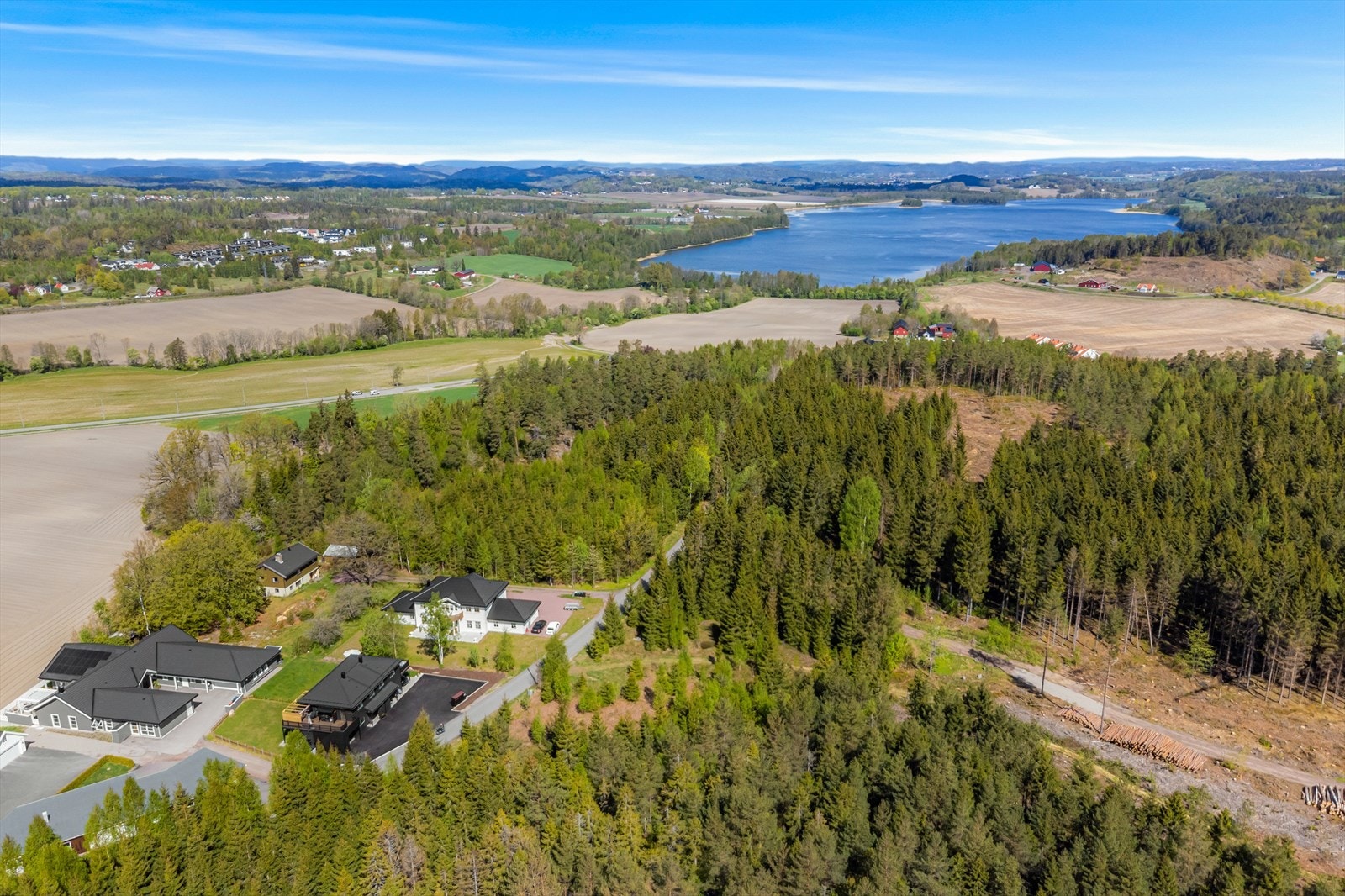 Kort vei til sjøen og Melsomvik med småbåthavn og badeplasser. Galleribilde