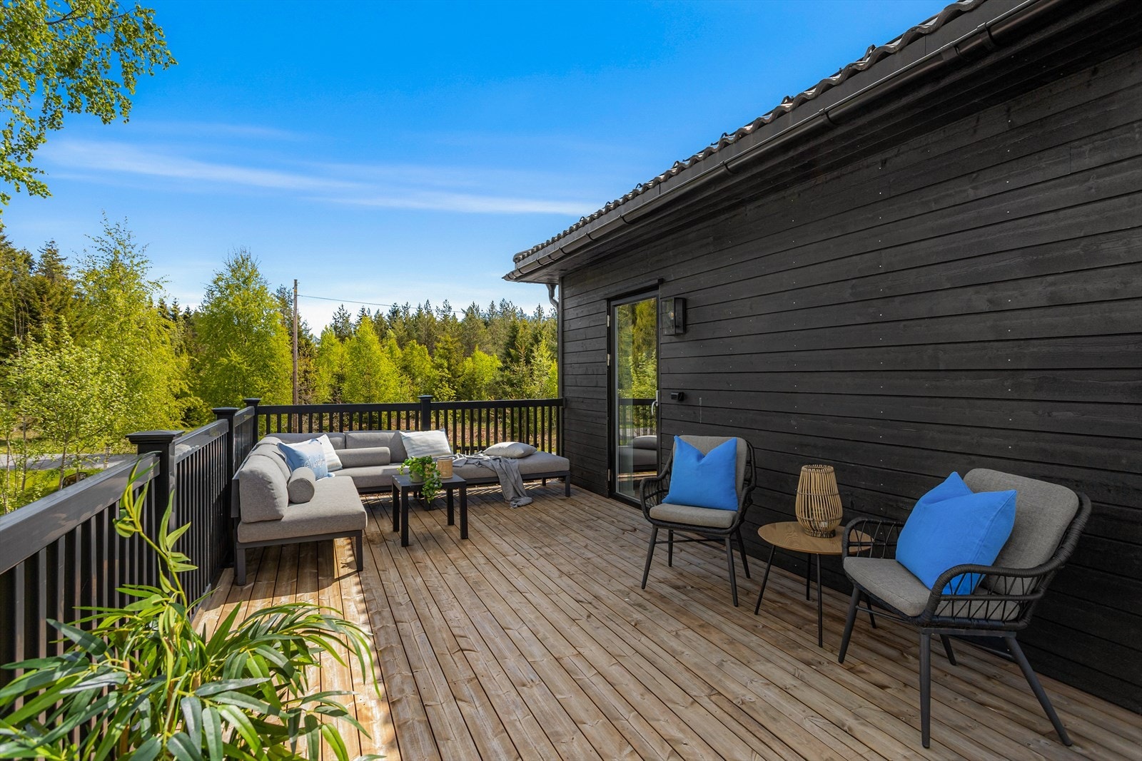 Fra stuen er det utgang til en romslig terrasse på 45 m², med god plass til både spise- og sittegruppe. Galleribilde