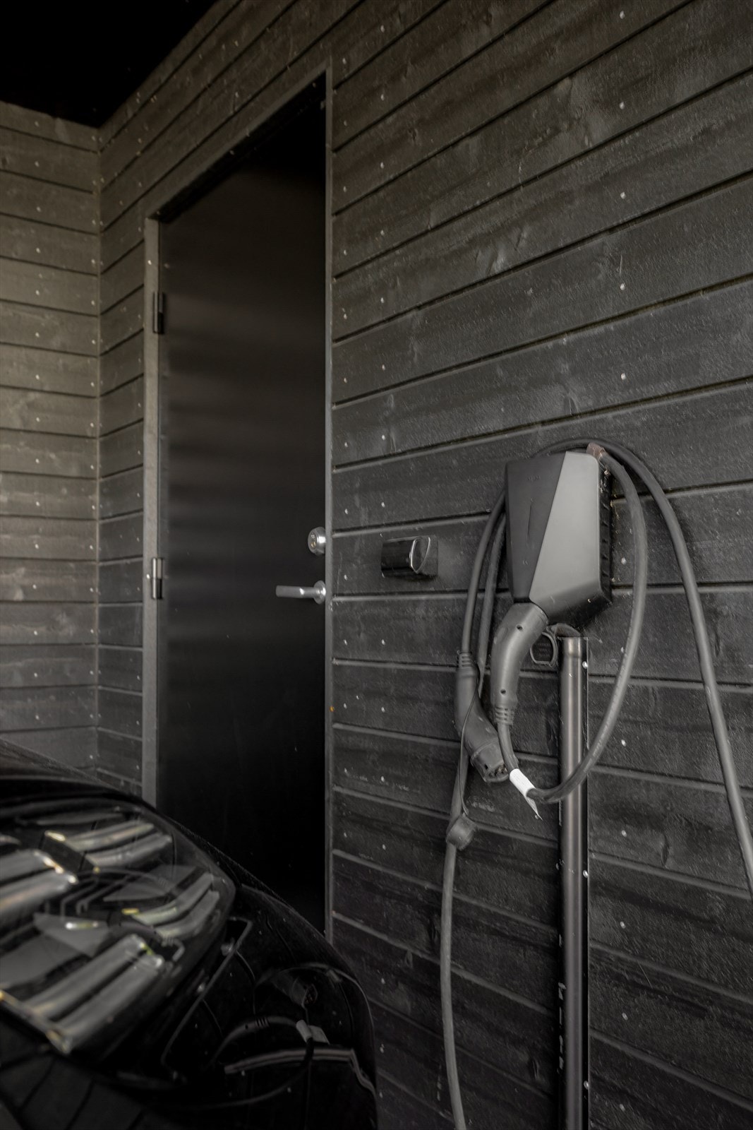 Det er installert elbillader i carporten. Galleribilde