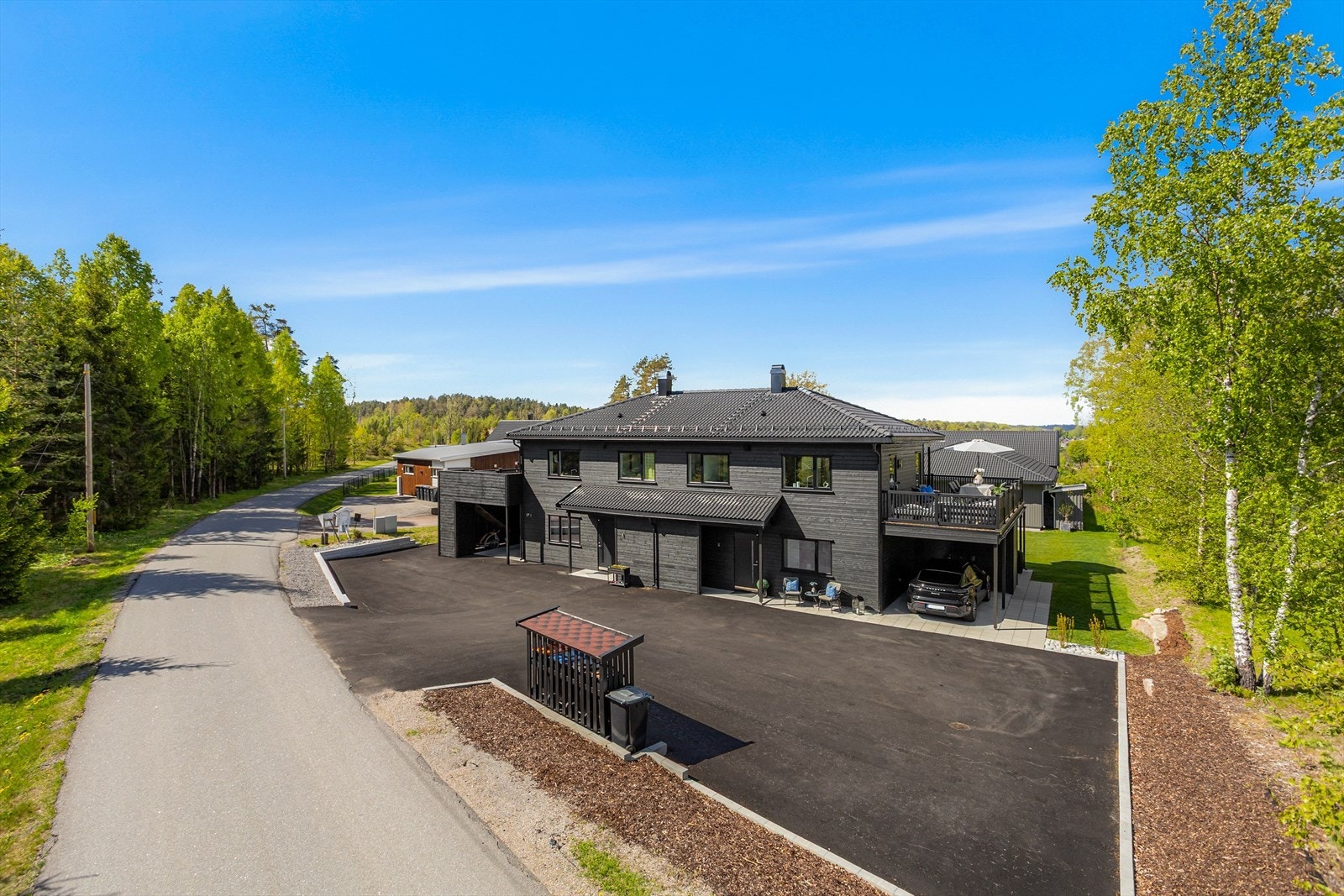 Moderne og innholdsrik halvpart av tomannsbolig, oppført i 2022 med gjennomgående god standard. Galleribilde