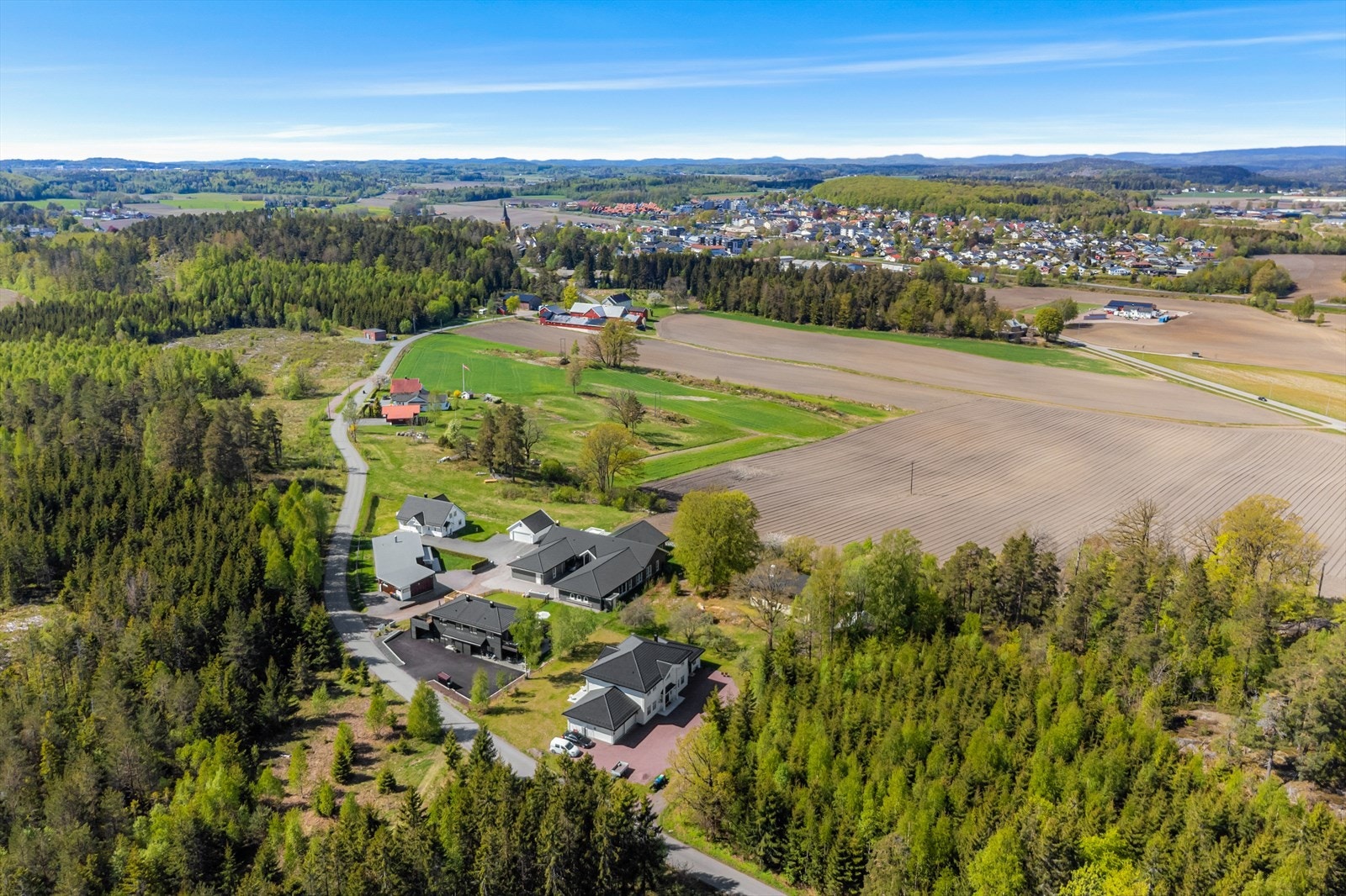 Fra boligen er det gangavstand til Stokke stasjon med hyppige togavganger mot Oslo og sørover. Galleribilde
