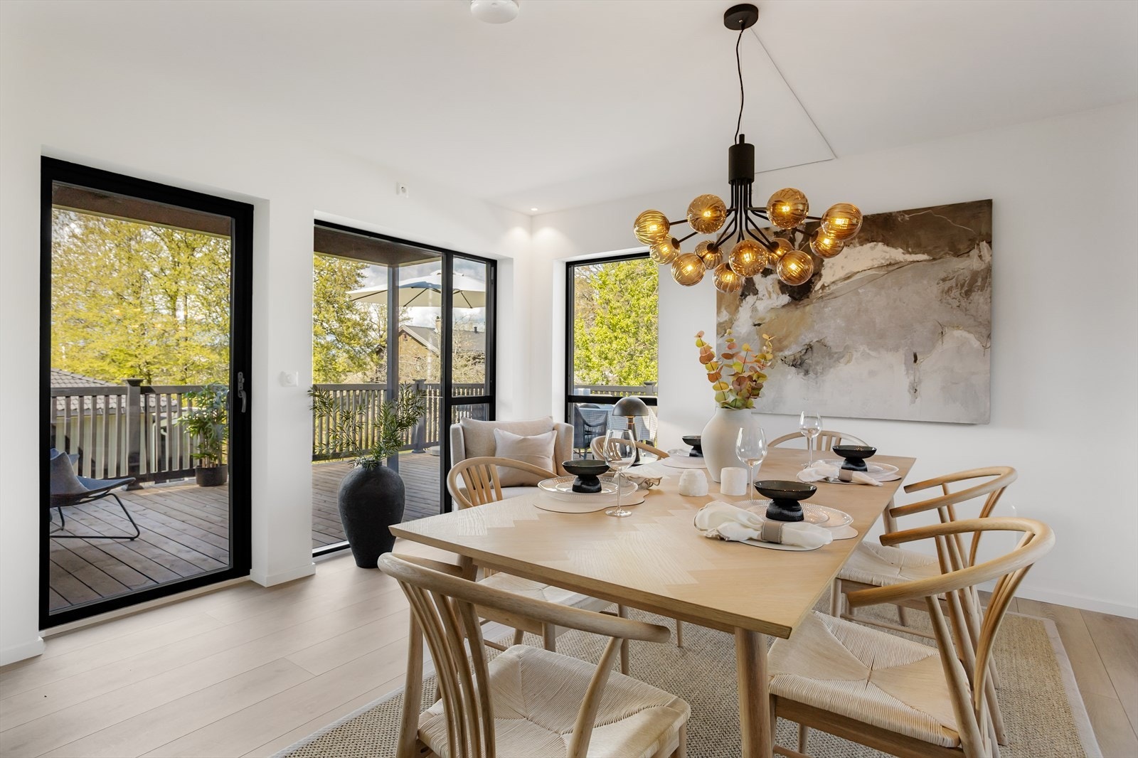 Store vindusflater og doble terrassedører visker ut skillet mellom inne og ute. Galleribilde