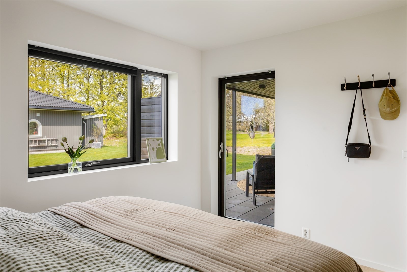 Fra ett av soverommene er det direkte utgang til en overbygget markterrasse og hagen. Galleribilde