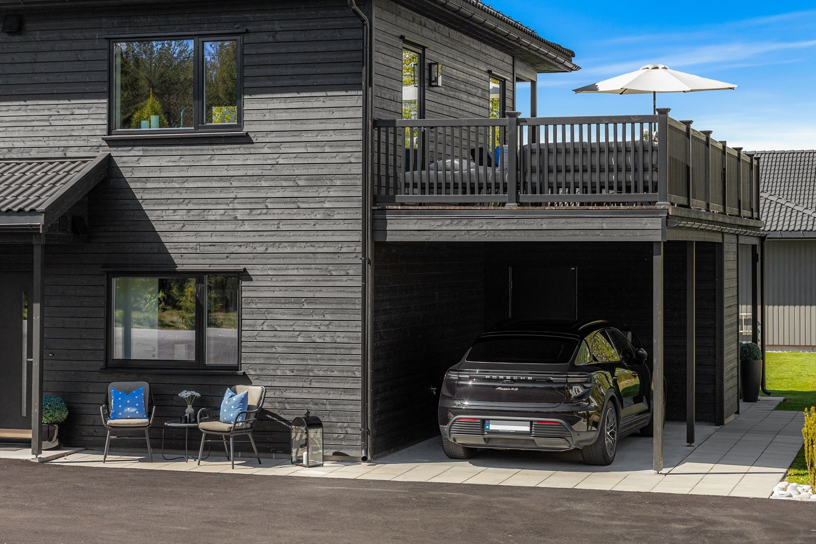 Parkering i egen carport med tilhørende ekstern bod på 5 m². Galleribilde