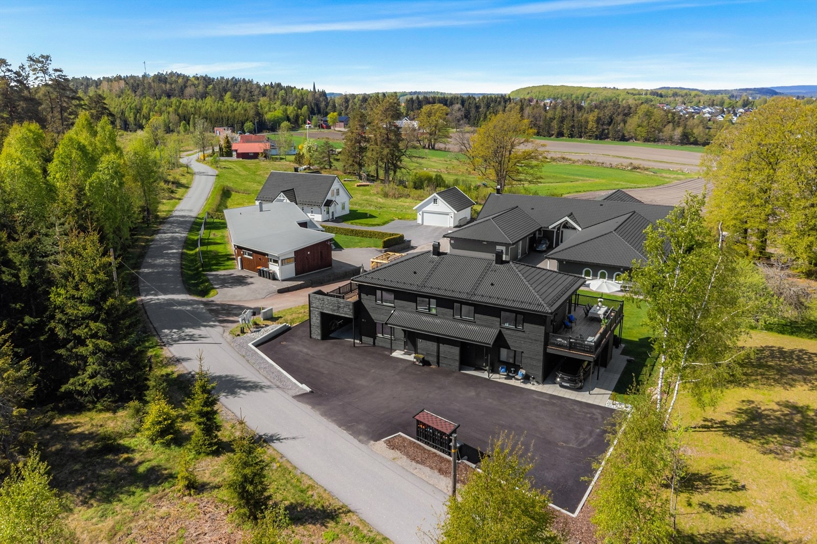 Eiendommen ligger i et landlig og barnevennlig område med kort vei til Stokke sentrum. Galleribilde