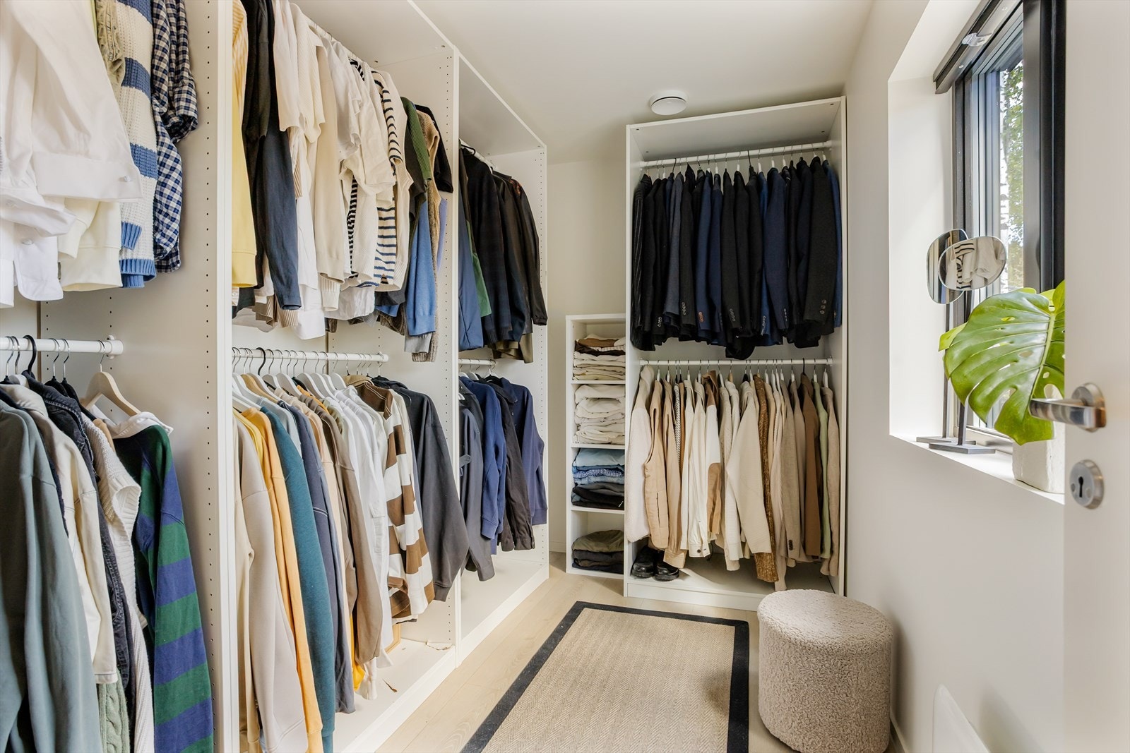 Det ene soverommet er i dag innredet som en praktisk og romslig garderobe. Galleribilde