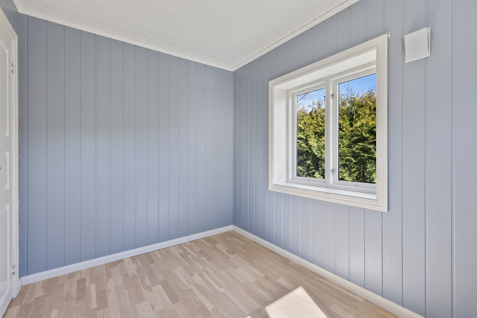 Et lyst soverom med flere bruksmuligheter. Galleribilde