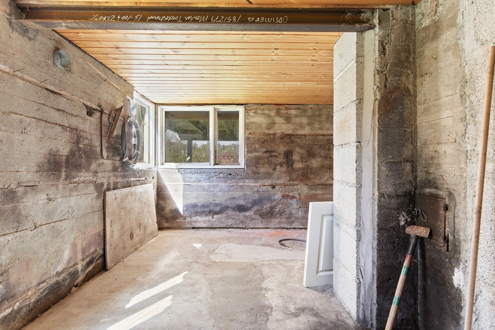 Store bodarealer i kjeller gir gode oppbevaringsmuligheter. Galleribilde