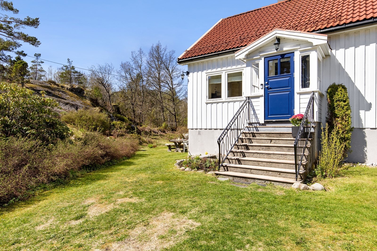 En hyggelig trappeoppgang leder opp til boligens inngangsparti. Galleribilde