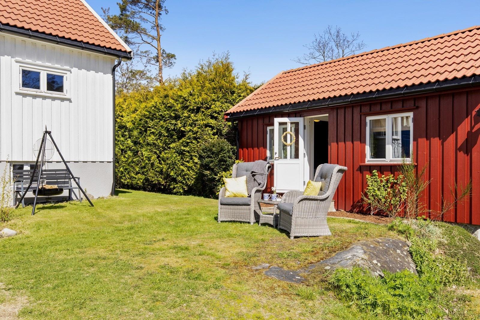 Eiendommen byr på flotte uteområder med flere soner for opphold, lek eller avslapning. Galleribilde