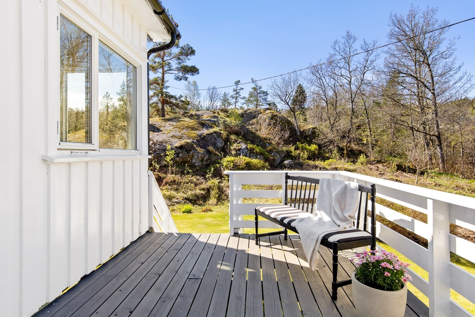 Terrassen fungerer som en naturlig forlengelse av oppholdsrommet i sommerhalvåret. Galleribilde