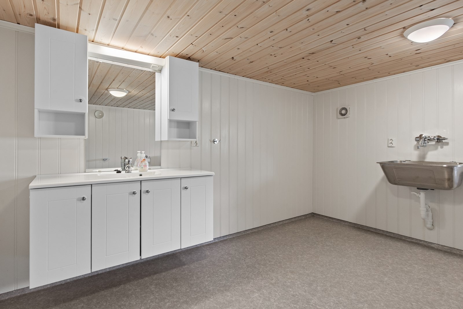 Romslig vaskerom/bad med god gulvplass. Kjeller er ikke målbar grunnet takhøyden. Galleribilde