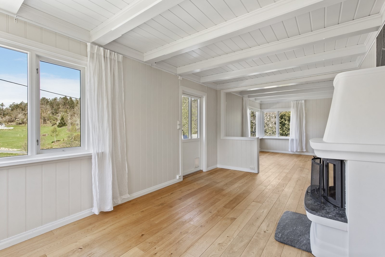 Oppholdsrommet byr på gode møbleringsmuligheter og flere soner som kan tilpasses ulike behov. Galleribilde