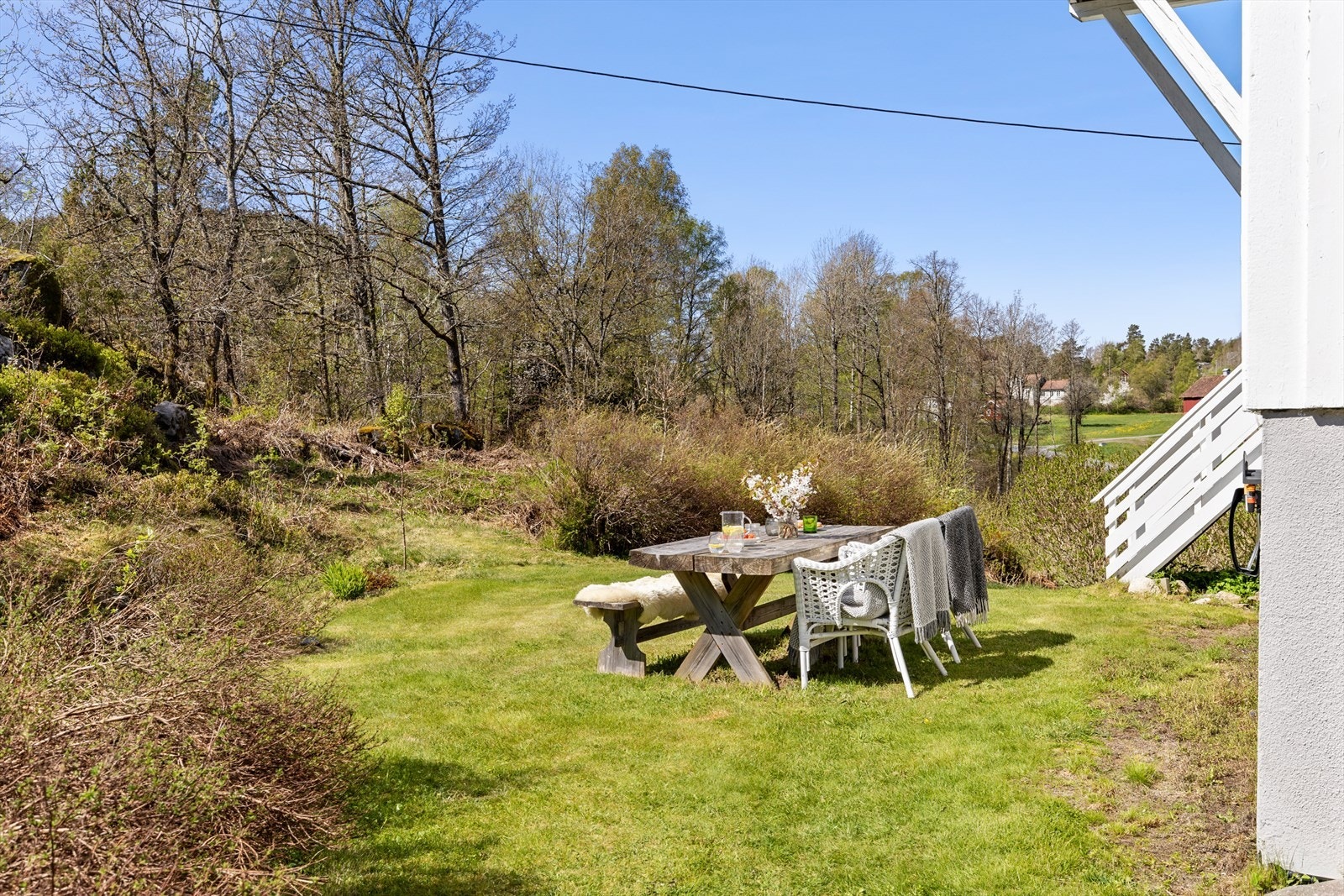 Terrassen har naturlig forbindelse til hage og uteområder. Galleribilde