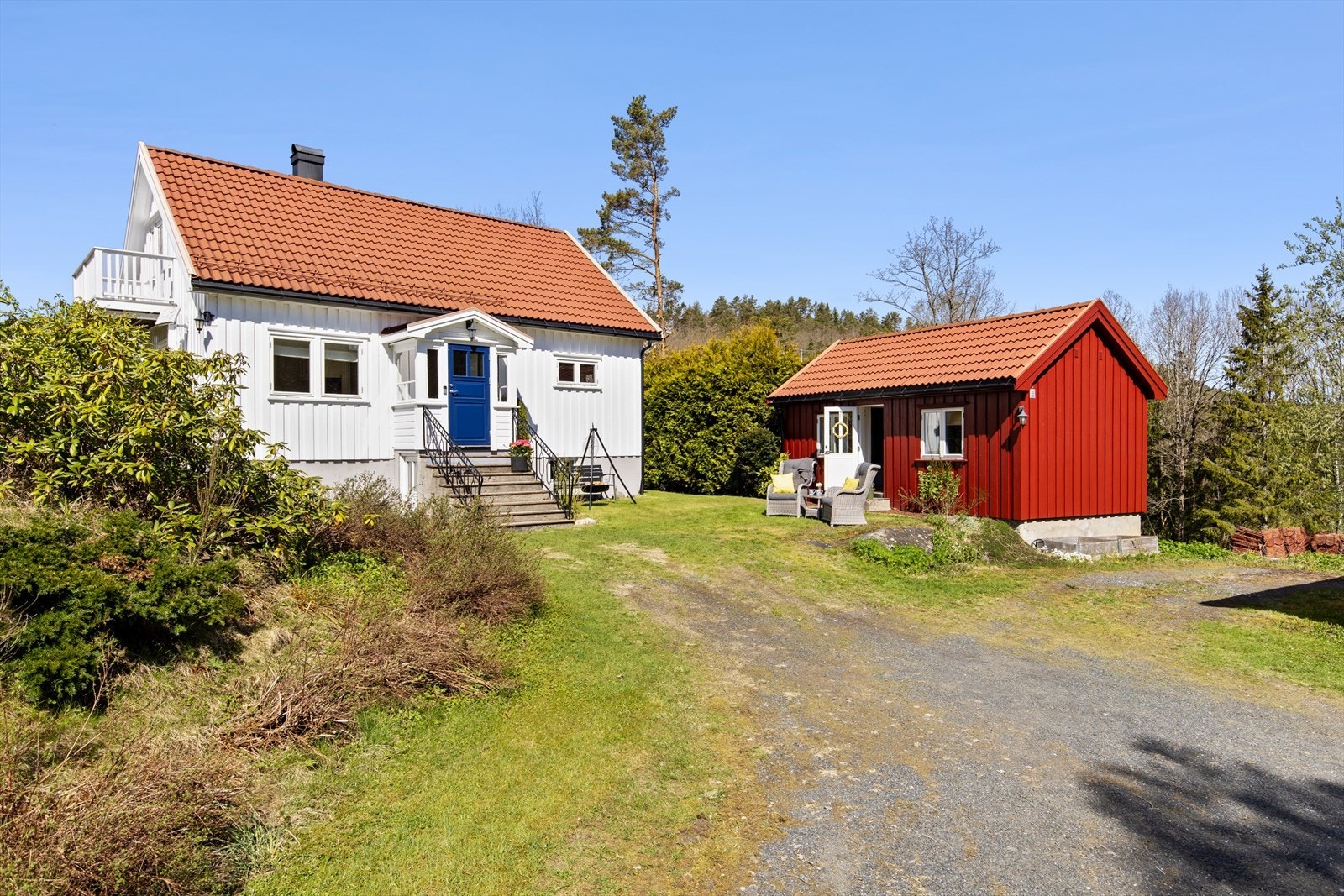 Velkommen til Åkvågveien 405 - En sjarmerende og innholdsrik bolig med solrike uteområder, beliggende i usjenerte omgivelser Foto: Sønnavind Galleribilde