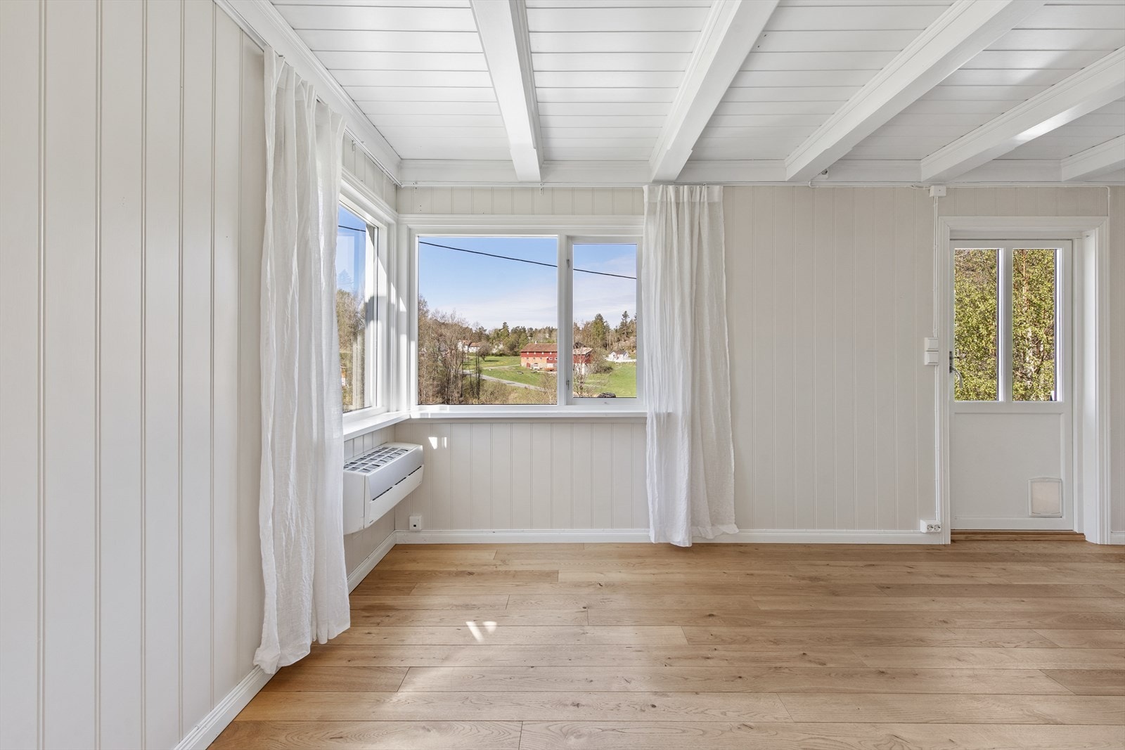 Stuen fremstår lys og innbydende med store vindusflater og en åpen utforming. Varmepumpe bidrar til et behagelig inneklima gjennom året. Galleribilde