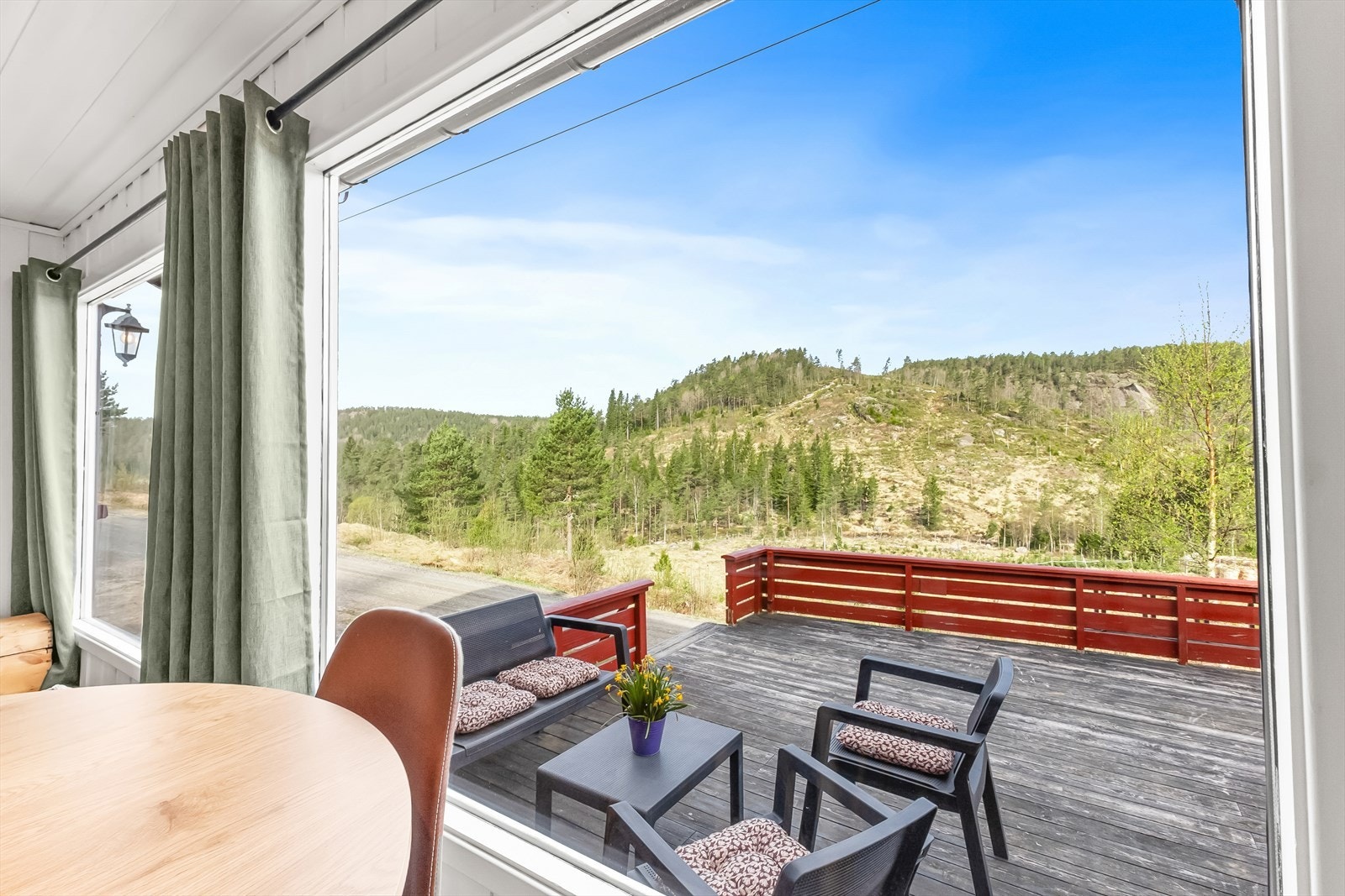 Stor terrasse like utenfor. Galleribilde