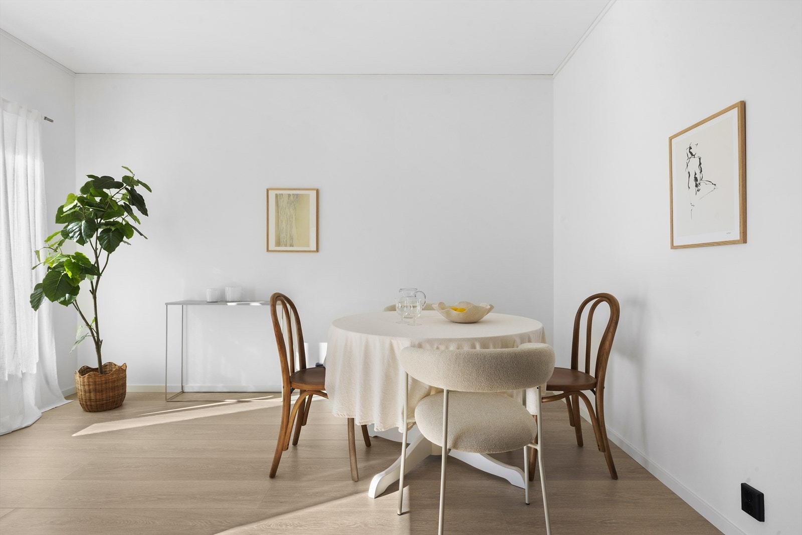 Her er det gode møbleringsmuligheter, med naturlig plass til både sofa- og spisegruppe Galleribilde