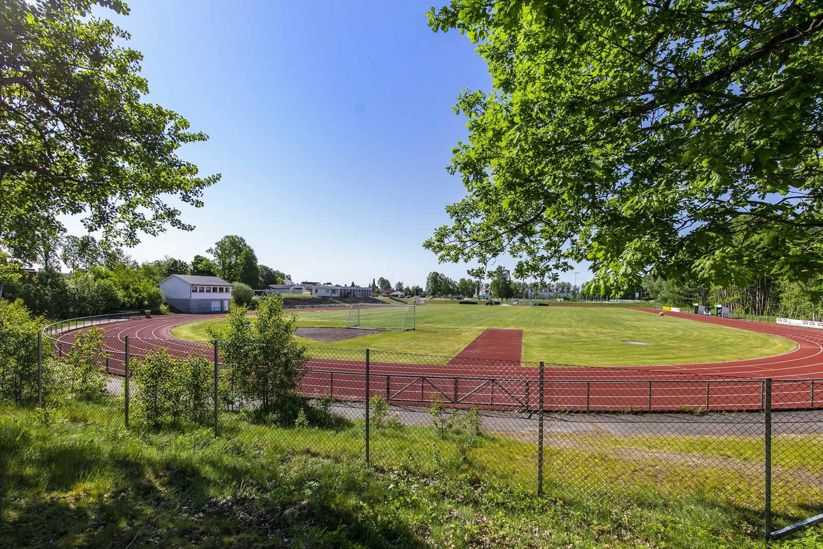 Borettslaget ligger idyllisk til med grense inn mot Borre Idrettspark og flotte turområder. Så her er det bare å finne joggesko, ski eller sykkel og fortsette rett ut i skogen! Galleribilde