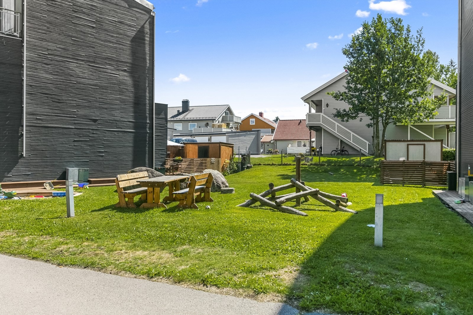 Borettslaget har pent opparbeidet fellestomt med plen, beplantning, trivelige lekeplasser og asfalterte gangstier. Galleribilde