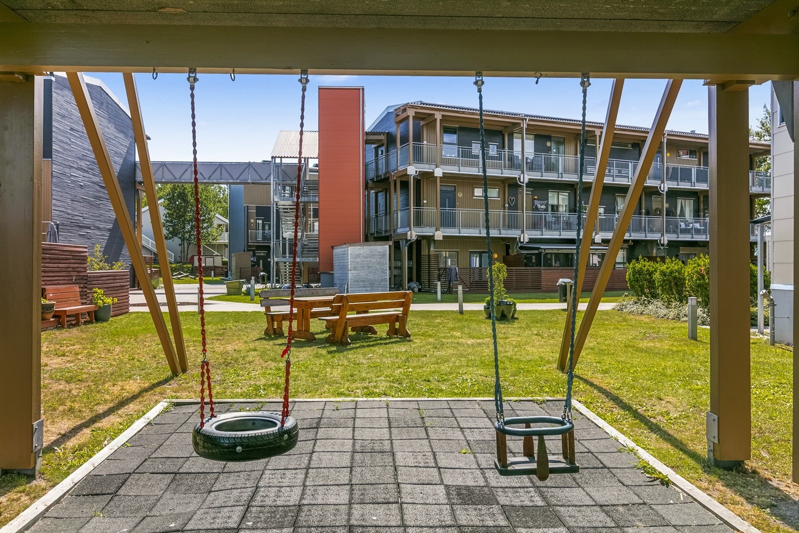 Borettslaget har pent opparbeidet fellestomt med plen, beplantning, trivelige lekeplasser og asfalterte gangstier. Galleribilde
