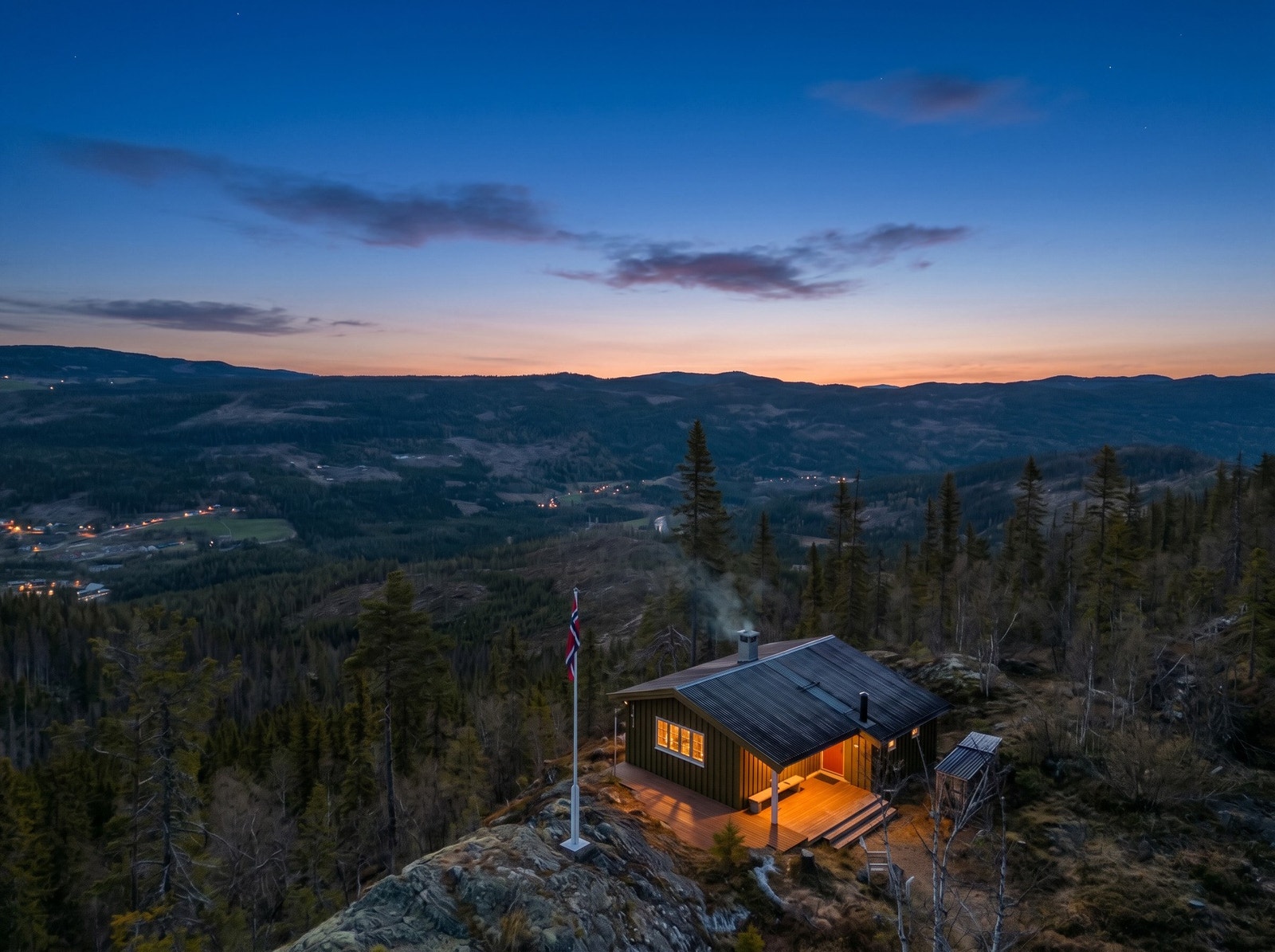 Eiendommen ligger høyt og naturskjønt til mellom Bruflat og Tonsåsen i Etnedal kommune, ca. 658 moh. Galleribilde