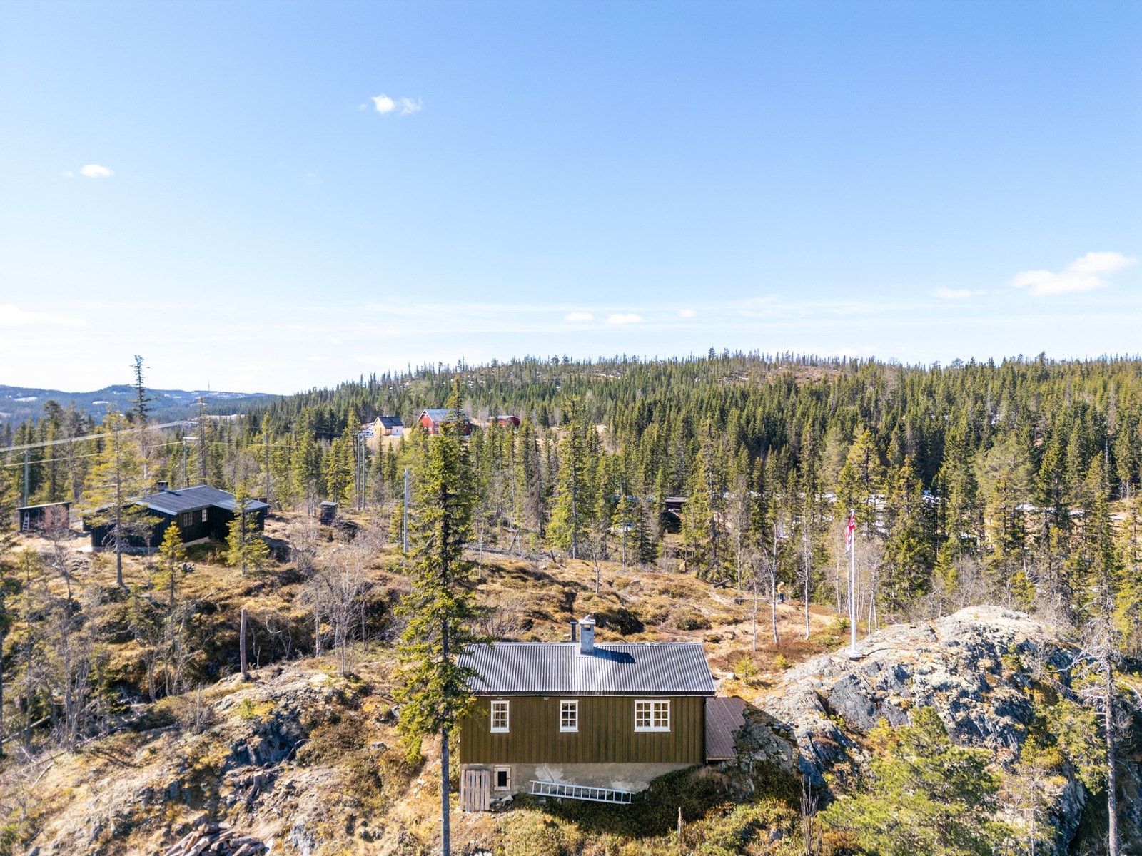 Fra parkering følger man en sti på ca. 100 meter frem til hytta. Galleribilde
