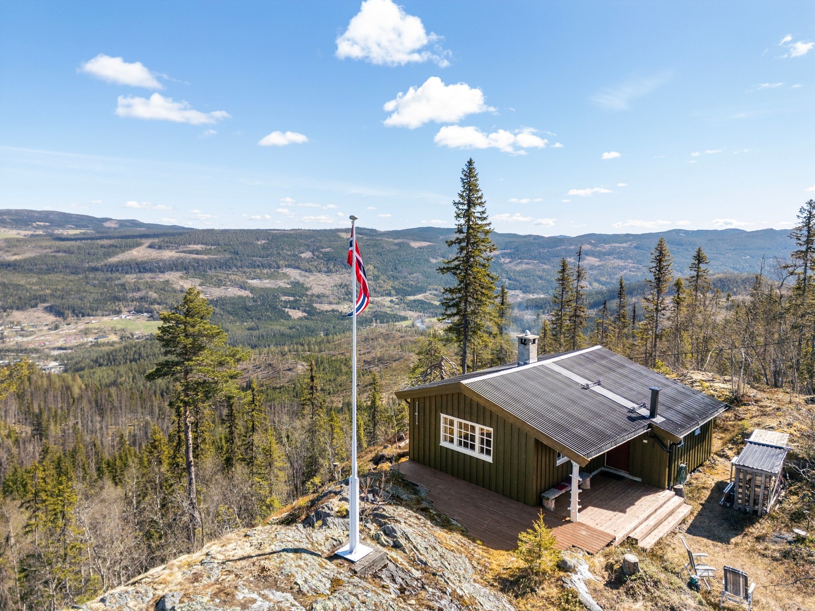 Her er det gode tur- og friluftsmuligheter både sommer og vinter, med stabile snøforhold og kort kjørevei til oppkjørte skiløyper vinterstid Galleribilde